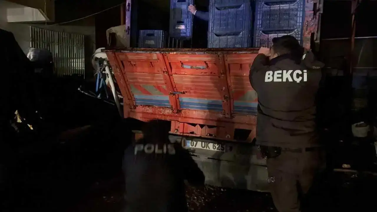 Gazipaşa’da Park Halindeki Kamyonet Küle Döndü 4